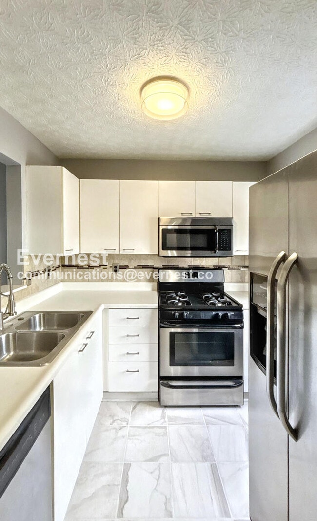 Building Photo - 2 Bed/1.5 Bath Condo with Washer/Dryer / P...