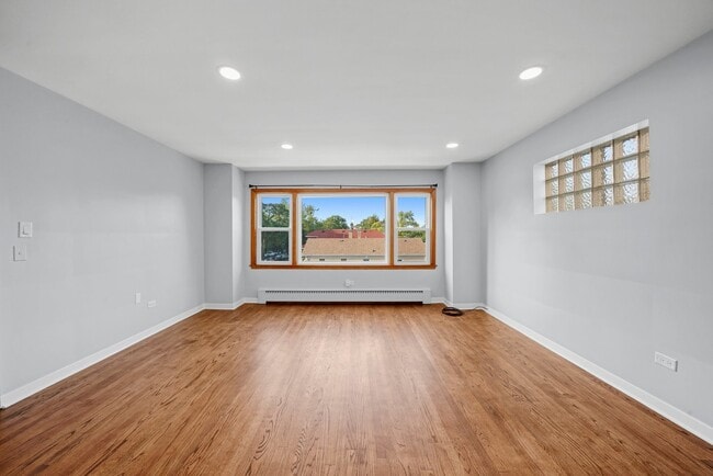 Building Photo - 4459 W Ainslie St