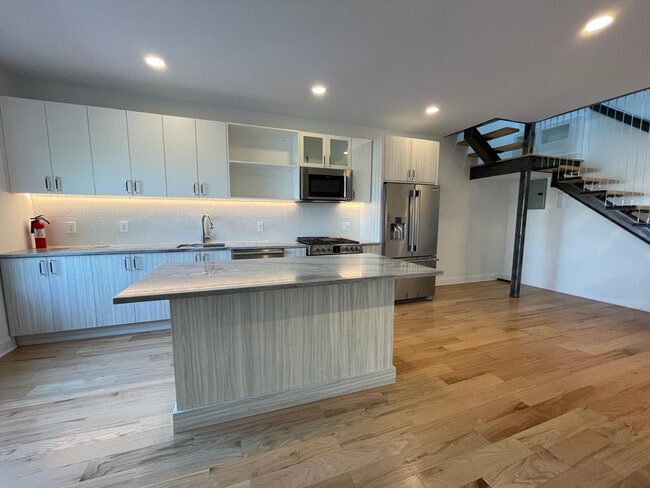 Building Photo - 9009 Riverside Pl