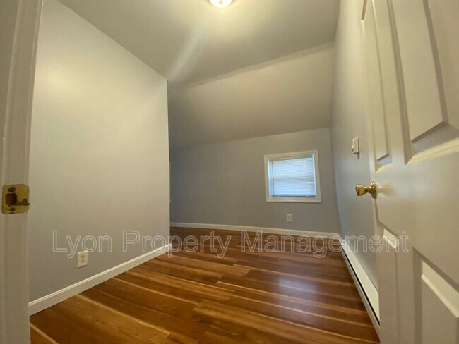 Building Photo - 129 Melville St