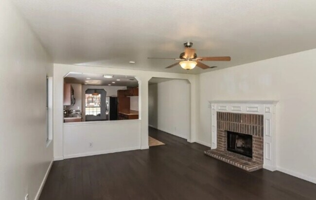 Foto del edificio - 4-Bedroom, 2-Bath Home in Carriage Hills N...