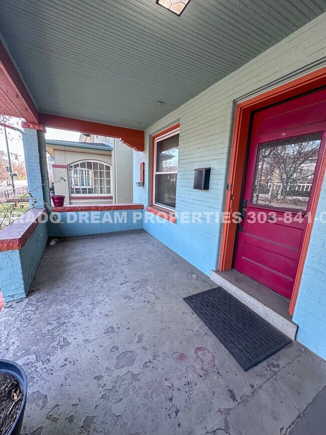 Foto del edificio - A home where old-world charm meets modern sophistication!