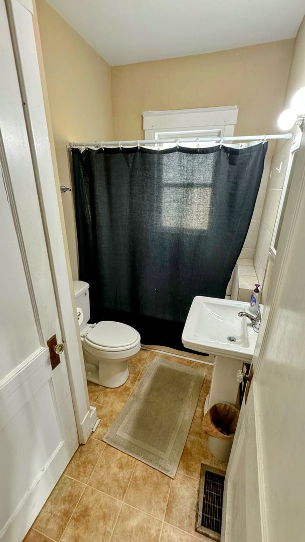 Building Photo - 4BR/2BA Remodeled house, walking distance ...