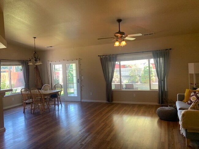 Foto del edificio - 1343 E Marion Russell Dr