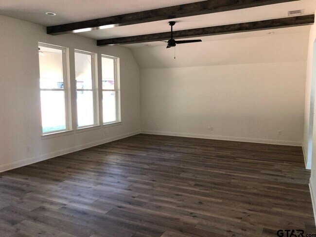 Foto del edificio - Like new construction in Flint!