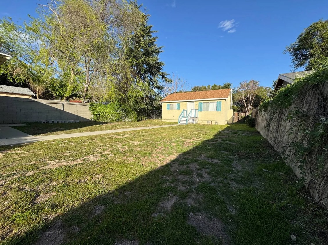 Private large front yard - 2838 El Nido Dr