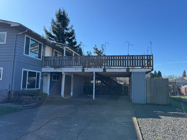 Building Photo - Updated 2-Bedroom Upstairs of Duplex: New ...