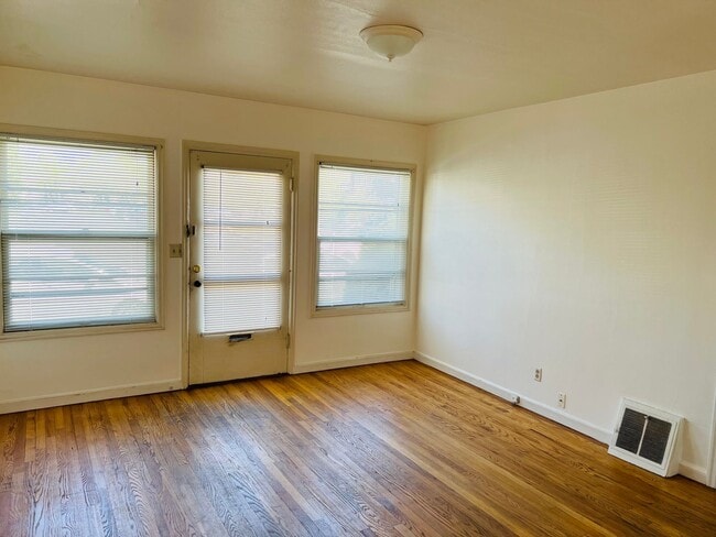 Building Photo - 1bedroom/1bath Garden Level Apartment in Overlook Near N Interstate Ave