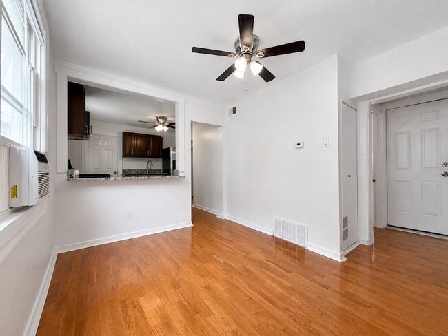 Building Photo - 1830 N Mozart St