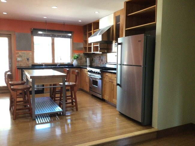 Building Photo - Perfect Entertaining Home!
