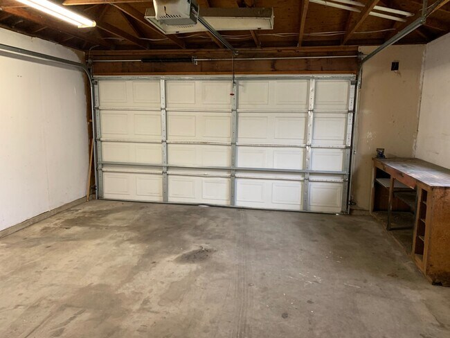 Building Photo - Coming soon, nice 3 Bedroom home in North Visalia!