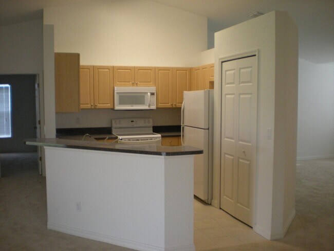 Foto del edificio - Freshly painted interior and BRAND NEW LVP...