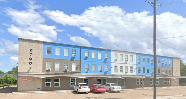 Building Photo - 2700 Al Lipscomb Way
