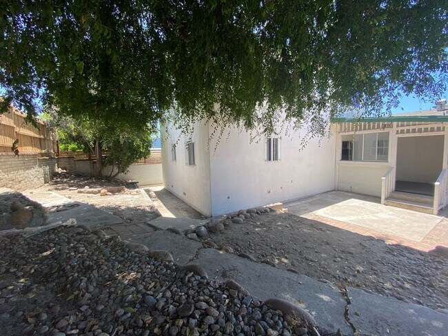 Building Photo - Large House, Close to Campus!!