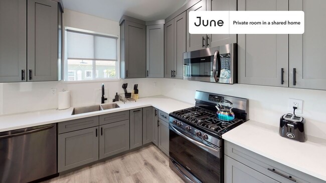 Building Photo - Private bedroom in 4 bed/3 bath Home