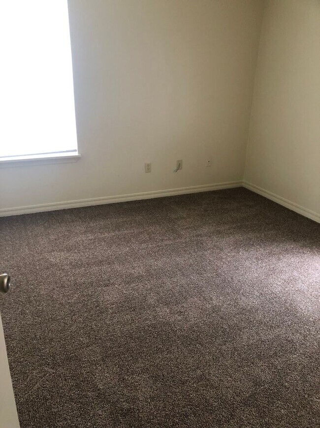 Building Photo - Cozy 4 Bed 2 Bath Home just off the west s...