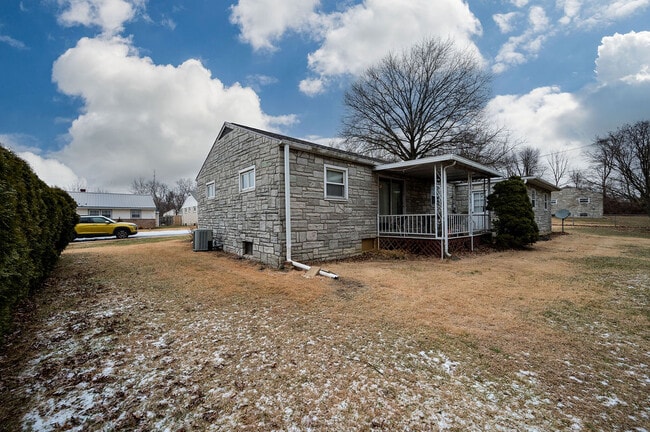 Building Photo - 7 Helen Ln