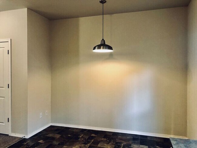 Building Photo - 6923 N Fessenden St