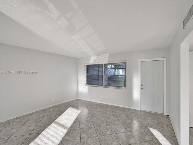 Building Photo - 1100 NE 9th Ave
