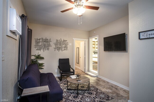 Building Photo - 2 br, 1 bath Apartment - 816 Dakota Street #B