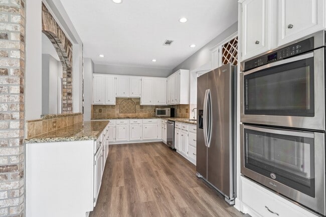 Building Photo - 1322 W Forest Dr