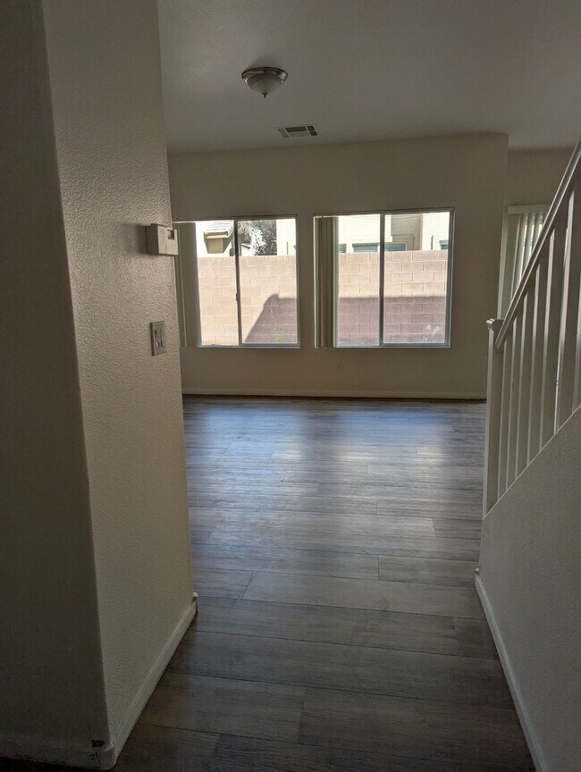 Foto del edificio - 926 Shades End Ave