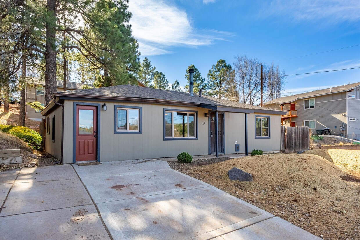 Foto principal - 107 E Woodland Dr