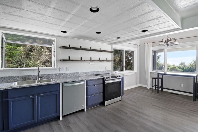 Building Photo - 4 Bed 3 Bath - Groups Welcome - Skyline - Westerly Views
