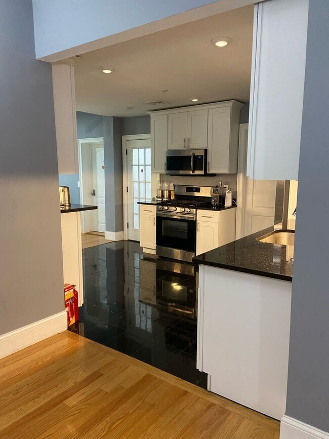 Building Photo - Huge 8 bedroom 9 bathroom apartment near Boston College