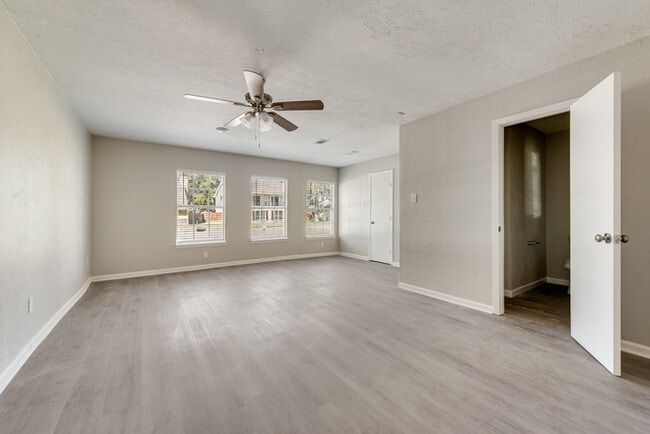 Building Photo - 408 Town N Dr