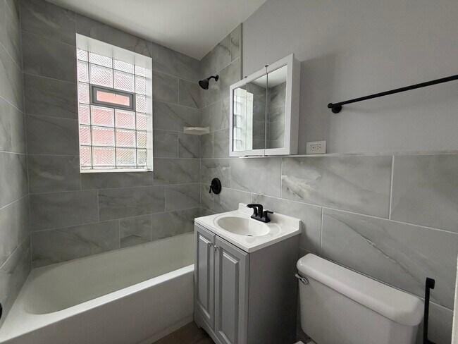 Foto del edificio - 2417 W Farragut Ave