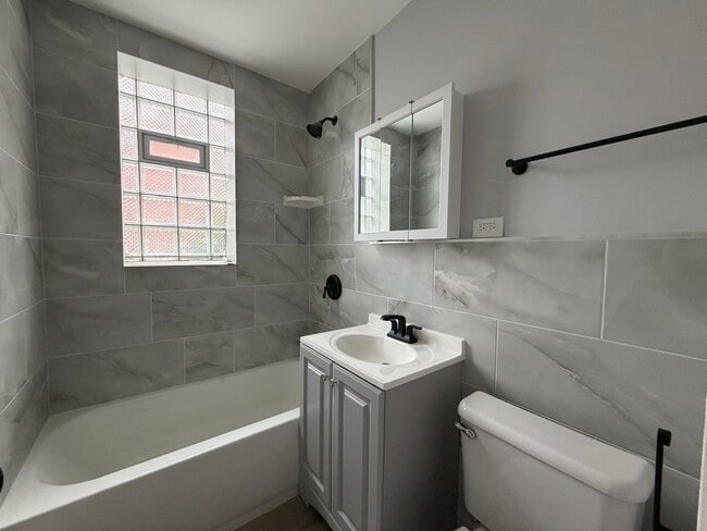 Building Photo - 2417 W Farragut Ave