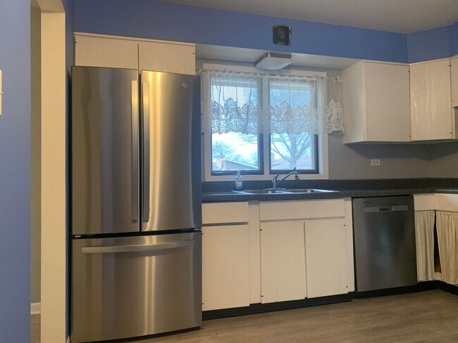 Building Photo - 3Bed/1.5Bath Home Fenced Yard 2 Car Garage...