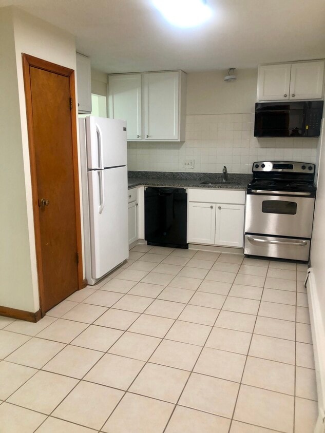 Primary Photo - 900 Lexington St