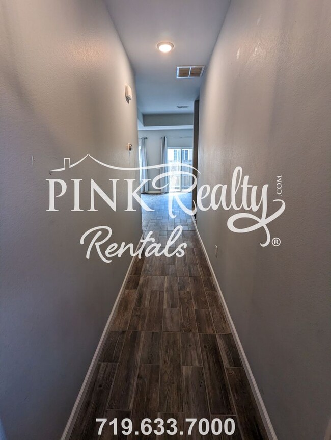 Building Photo - Charming 2 Bedroom Townhome!
