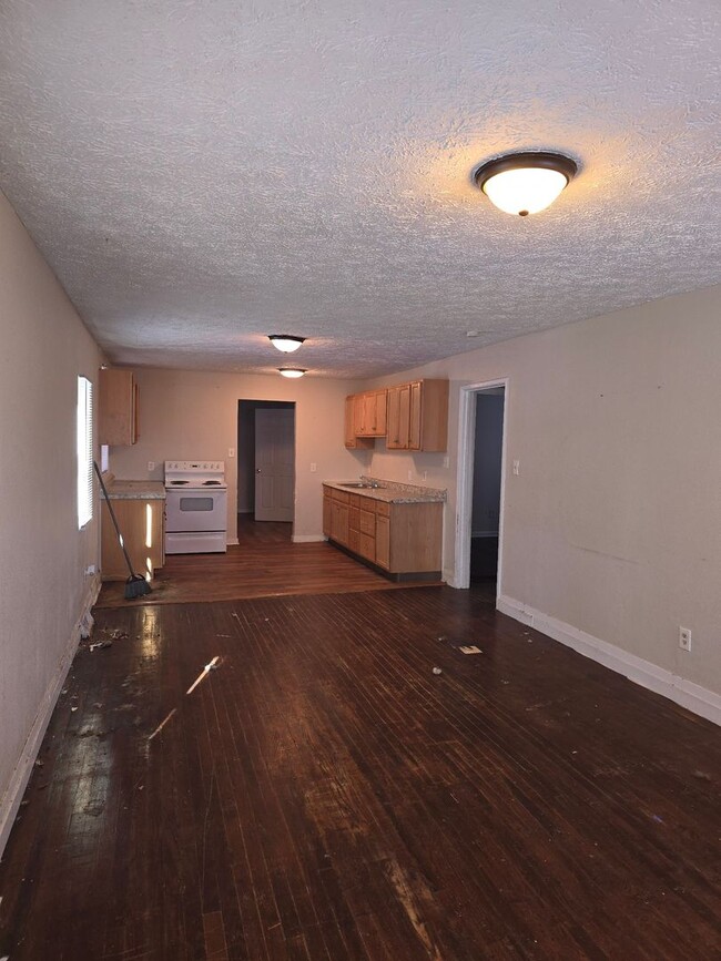 Building Photo - Knoxville 37917 - 3 bedroom, 1 bath home w...