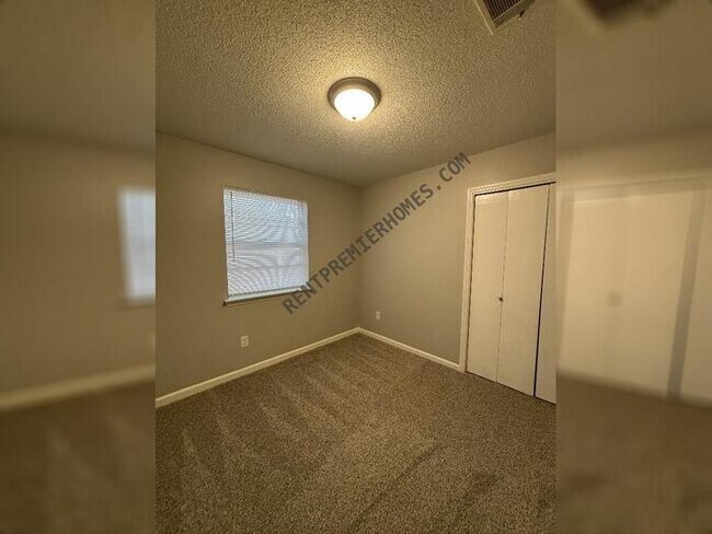 Building Photo - 9410 Dartmouth Dr