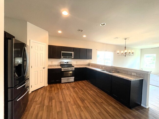 Foto del edificio - Exceptional Home In The Village! MOVE IN S...