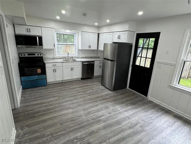 Foto del edificio - 7845 Emery Cir