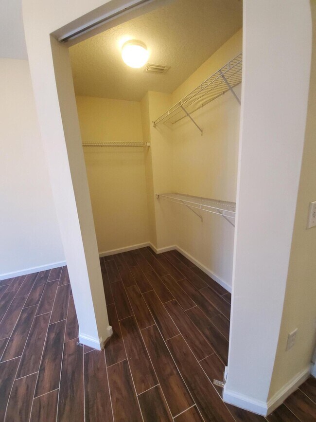 Foto del edificio - 9203 Myrtlewood Cir W