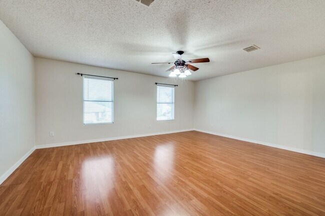 Foto del edificio - 2528 Red Oak Dr