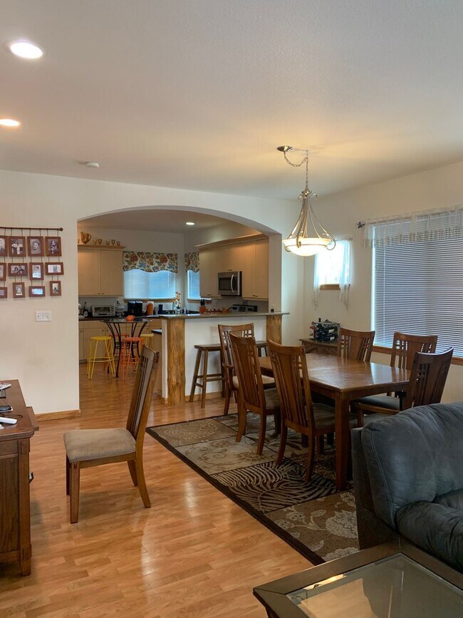 Foto del edificio - Beautiful 4 Bedroom, 3.5 Bath Home For Ren...