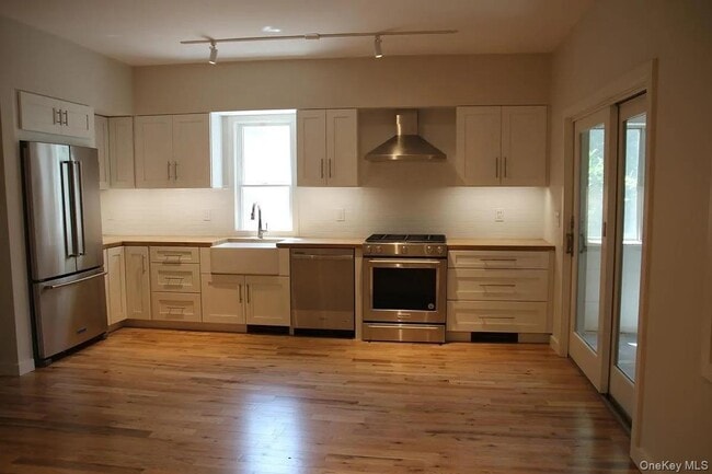 Building Photo - 437 Warburton Ave