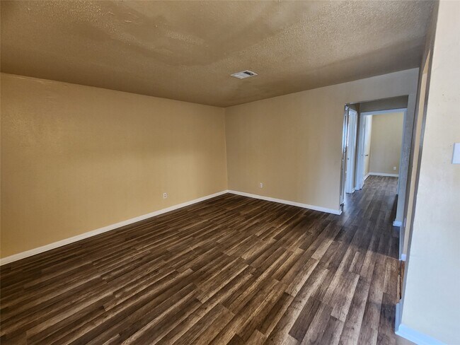 Foto del edificio - 4311 Yellowstone Blvd