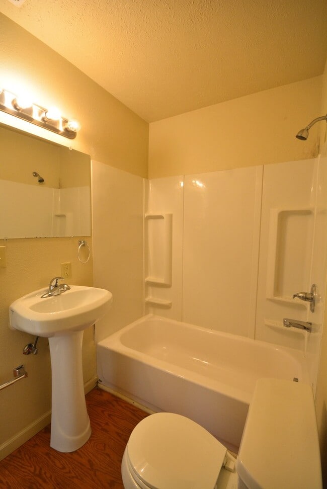 Building Photo - Adorable 2 bedroom 1 bath house!!