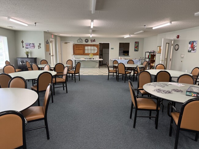 Common Room - Lunch and Events - Millpond Manor