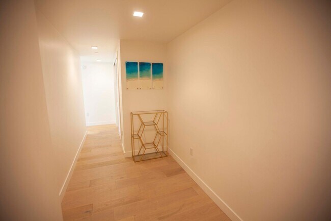 Foto del edificio - 2BD/2BA Modern Condo w/ Abundant Natural L...