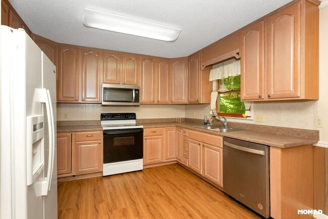 Building Photo - Peace & Beautiful 3BR House Near Rabun Gap...