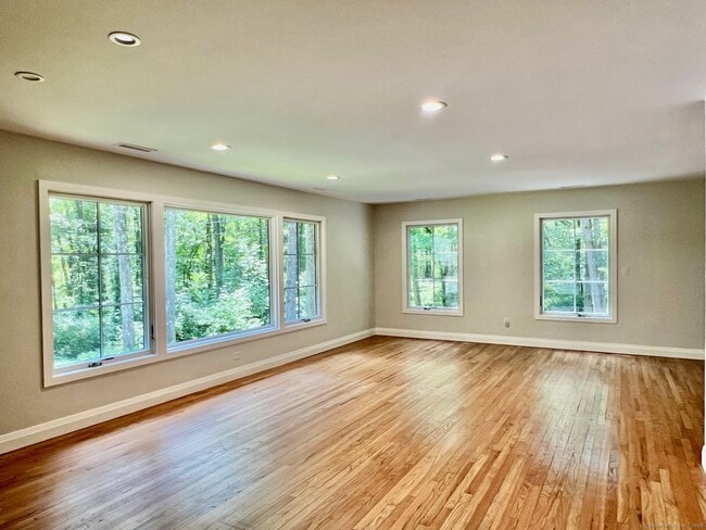 Building Photo - 326 Ponus Ridge Rd