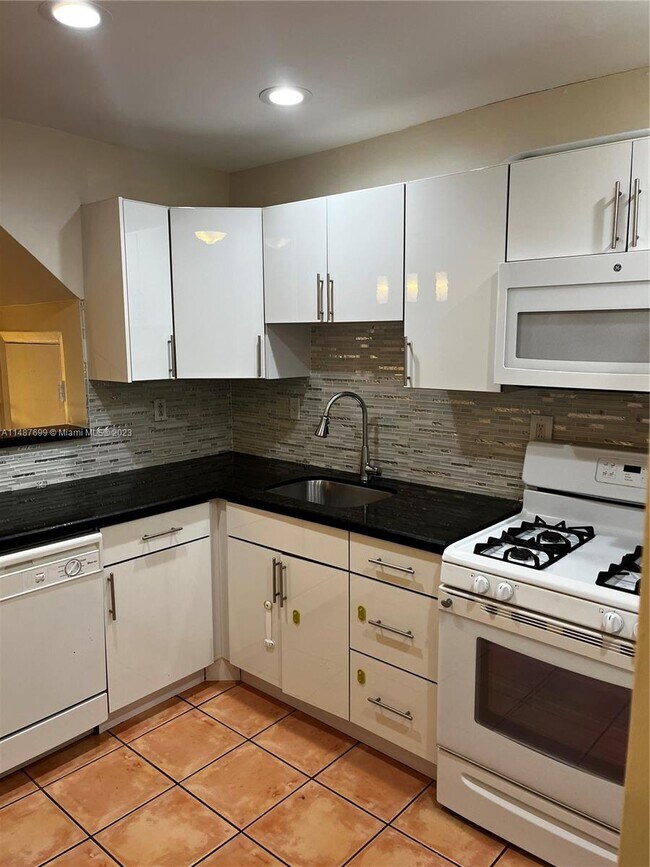 Foto del edificio - 8650 SW 67th Ave